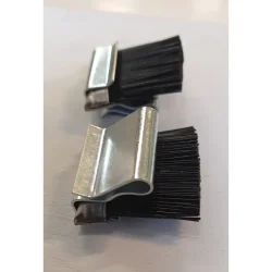 BRSTER m/klips 25x8mm til fotskraperister sort - Pris pr stk brste